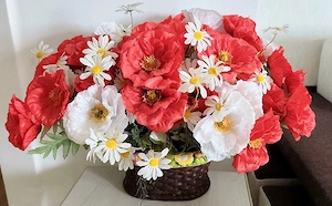 Coș decorativ cu flori de câmp maci roșii, albi și mușețel buchet cu 47 flori 