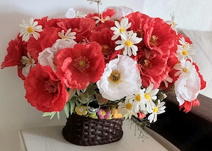 Coș decorativ cu flori de câmp maci roșii, albi și mușețel 47 buc 