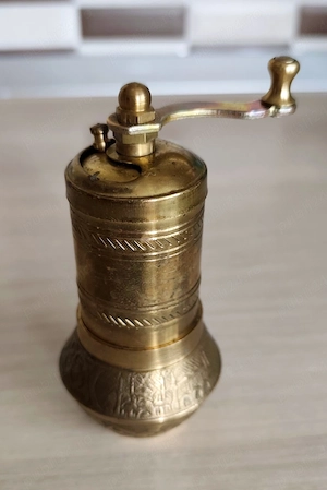 Râșniță vintage manuală Turcia alamă 