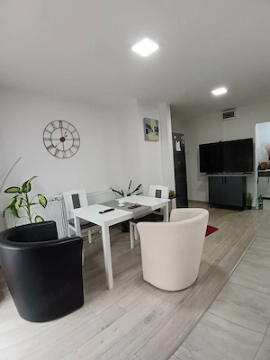 vand apartament 4 camere zona centru Resita