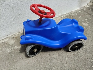 Masinuta plastic pt. copii cu roti care au partea de rulare din cauciuc, constructie solida  