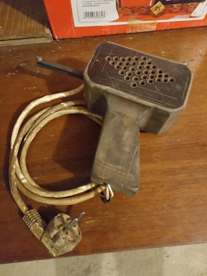 Pistol lipit facut in fabrica, functional de 40 de ani