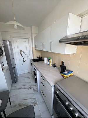 Apart. 2 Camere. renovat, bucatarie noua. 
