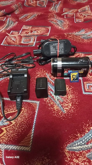 Camera Video JVC GZ-HM445BE cu 2 acumulatori și card de memorie de 16 gb și 2 ancarcatoare