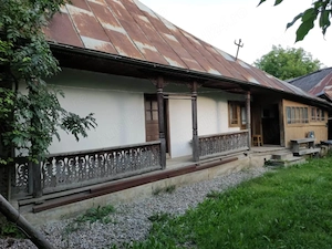 Casă tradițională cu 4 camere,beci din piatră și drum asfaltatCotumba,Agăș,Bacău,15.000  negociabil