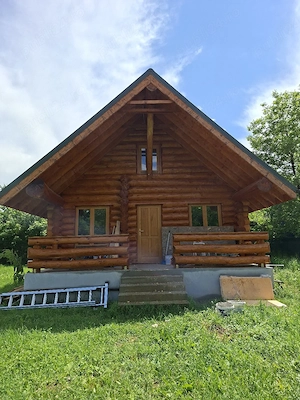 Casă din bușteni 