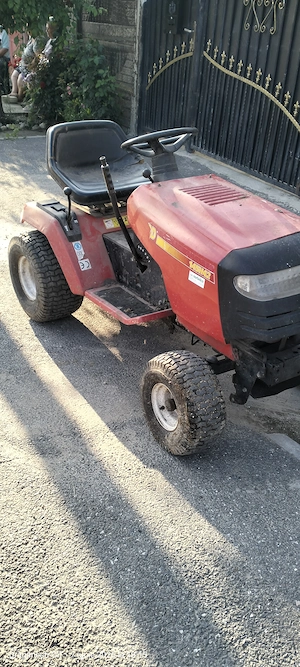Tractoraș de gazon 