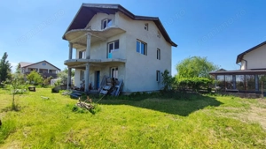 Casă spațioasă cu terase panoramice și curte mare - imagine 8