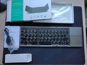  Tastatură bluetooth pliabilă cu touchpad.
