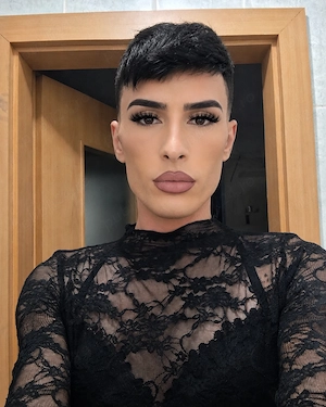  Hey everyone, I'm back! l'm Alexandra.