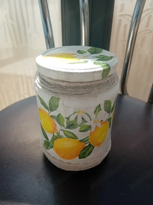 obiect decorativ lucrat manual și lacăt 