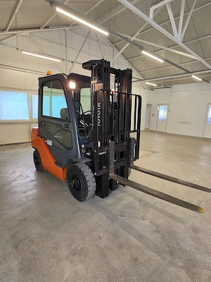 Stivuitor Diesel Toyota 2.5 Tone Triplex An 2018 2.759 ore Garantie si Service incluse motostivuitor - imagine 9