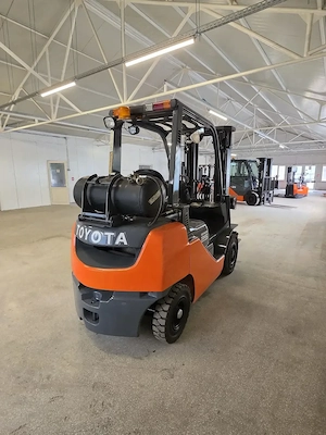 Stivuitor Gaz Toyota 2.5 Tone Triplex  An 2018  586 ore  Garantie si Service incluse motostivuitor - imagine 11