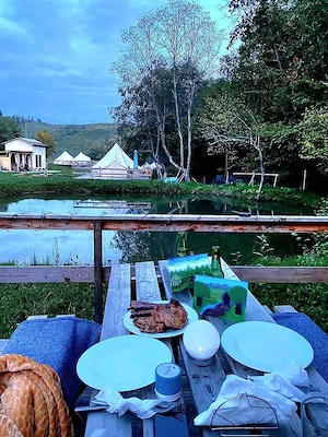 Teren amenajat cu casa de vacanta, lac, foișoare si pontoane la baza pădurii. - imagine 6