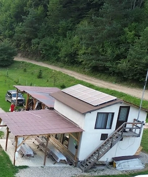 Teren amenajat cu casa de vacanta, lac, foișoare si pontoane la baza pădurii. - imagine 2
