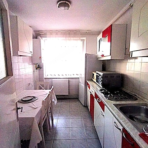 2 cam ETAJ 1 bloc de caramida centrala proprie zona Medicina