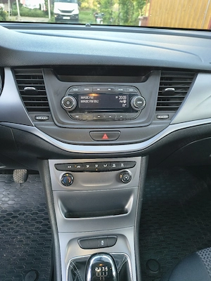 Vînd Opel astra 1.4 benzina 100 cp 2019  - imagine 3