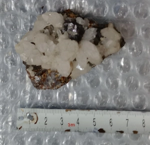 Calcit alb pe sfalerit blenda si pirita 7 cm.