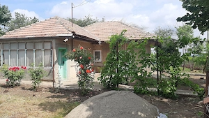 Vând casa cu 5camere în sat cîrja vaslui, teren 1900mp, apa trasa,curent, casa trebuie renovată,  - imagine 5