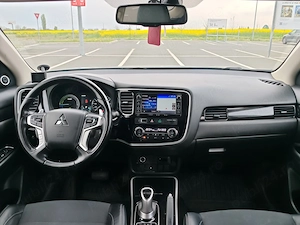 Mitsubishi Outlander PHEV (Plug-In Hybrid), an 2016 - imagine 9