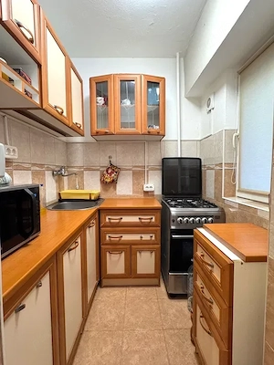 Garsoniera etaj 1 UMT balcon baie si bucatarie din constructie amenajata integral mobilata utilata