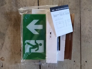 Vând lampa Exit Arelux