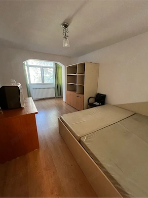 vand apartament 2 camere zona Bulevardul Revolutiei ,etaj 1, decomandat