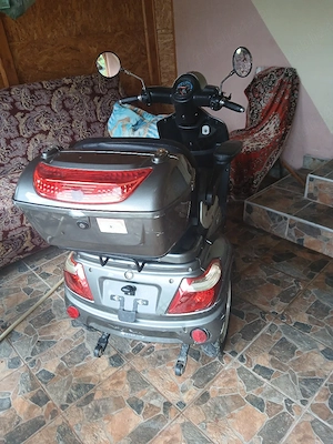 vând triciclu electric moped ân stare foarte bună  baterii noi pe iel merge cu 25 km oră la  - imagine 4