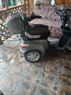 vând triciclu electric moped ân stare foarte bună  baterii noi pe iel merge cu 25 km oră la  - imagine 3