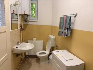 Închiriez apartament la casă în zona centrală. - imagine 7