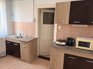 Închiriez apartament la casă în zona centrală. - imagine 5