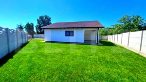 Casă cu 3 camere, 90 mp, pe un nivel,  454 mp teren, cartier Orizont