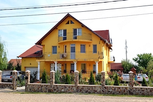 Închiriere proprietate 500 mp 8 camere cu baie proprie   mobilată   panouri fotovoltaice + parcare 