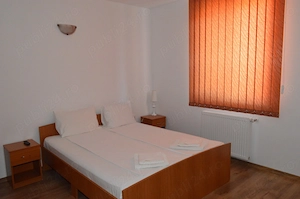 Închiriere proprietate 500 mp 8 camere cu baie proprie   mobilată   panouri fotovoltaice + parcare  - imagine 8