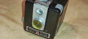 Aparat foto vintage box - KODAK BROWNIE FLSH   FRANCE pt colectionari 