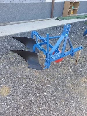 plug cu 2 brezde pentru tractor 45 cp