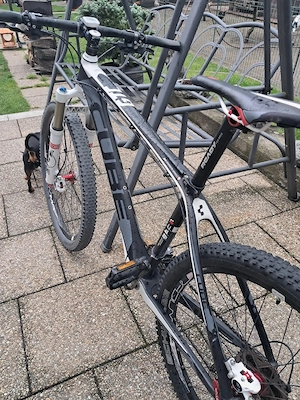 Vând Bicicletă MTB marca Cube de carbon 