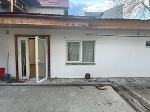 Apartament cu 2 camere la curte, singur in curte ,pe De Mijloc