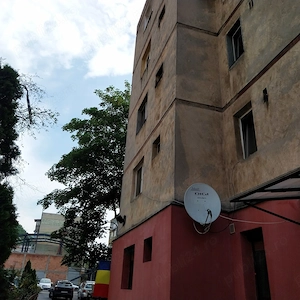 Vînd Ap.2 camere parter piată cu privire la pădure.Ap.e pe colț.Bun pt.cabinet,birou Notariat s.a.