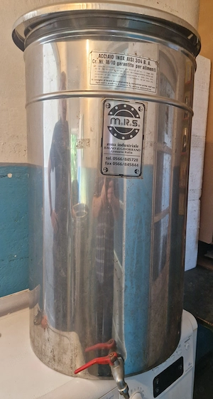 Butoi 100 L, inox alimentar Italia, are capac si robinet de golire