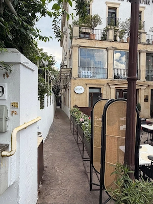 Proprietar, inchiriez bistro-cafe  birouri, 2 intrari,  proximitate Arcul de Triumf,