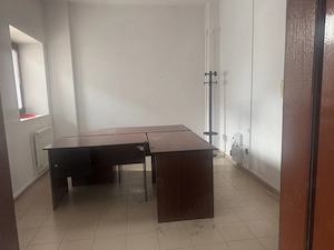 Vand mobilier birou, culoare  mahon, foarte bună stare, 5 birouri si 4 corpuri înalte, 2 cu uși. 