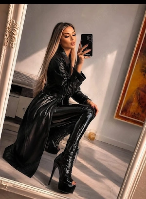 Transex-Shemale Luxury Blondă, senzuală și relaxată în propria feminitate