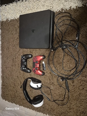 Vand PlayStation 4 slim cu 2 controllere, volan cu pedale, căşti cu microfon,6 jocuri