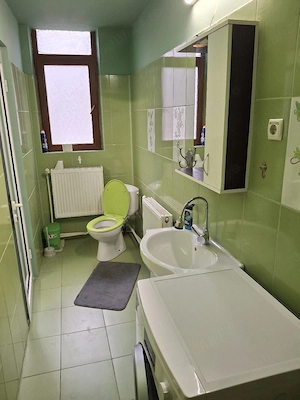Inchiriez s-au vind casa, centru istoric ,4 cam.2 bucatarii .2 bai +un wc serviciu.practic 2 ap.  - imagine 2