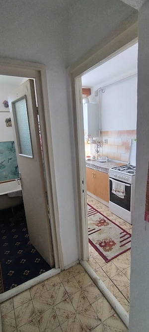 Garsinieră centru bloc cu apartamente decomandată