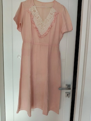 Rochie vaporoasă de culoare roz, din pânză topită.  În față are anchior cu dantelă croșetată manual 