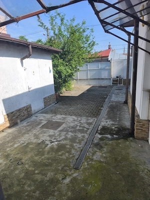 Casa locuibila imediat, centrala gaz, teren si curte proprie   zona buna - birou
