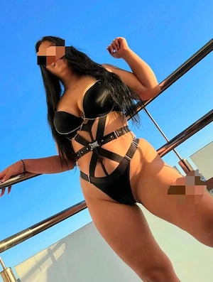 Cristina servicii de top Partty girl brunetă cu forme sâni mari