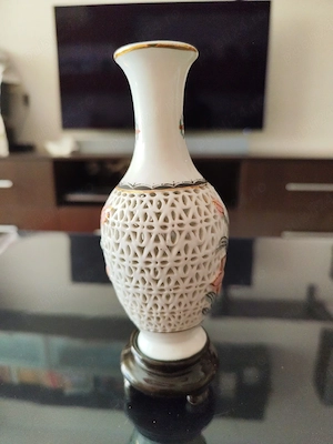 Vază decorativă vintage din porțelan chinezesc ajurat, cca. anii 1970